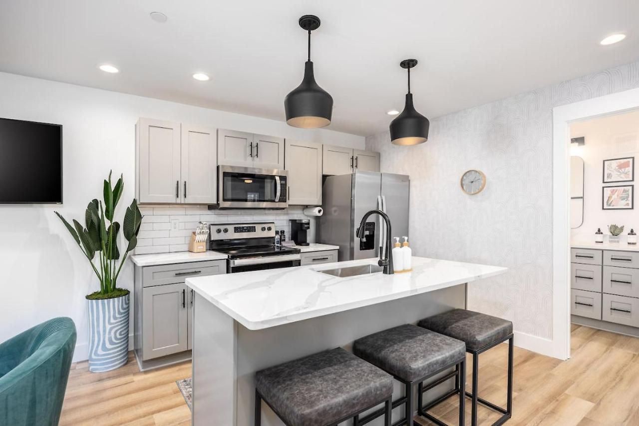 Apartment No Stairs By Vanderbilt And Belmont, 3 Miles To Downtown *