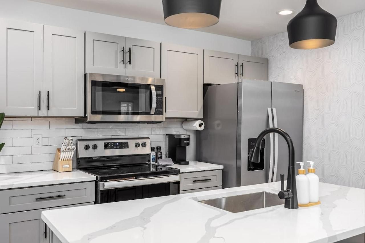 Apartment No Stairs By Vanderbilt And Belmont, 3 Miles To Downtown Nashville