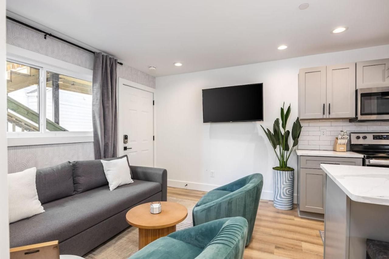Apartment No Stairs By Vanderbilt And Belmont, 3 Miles To Downtown