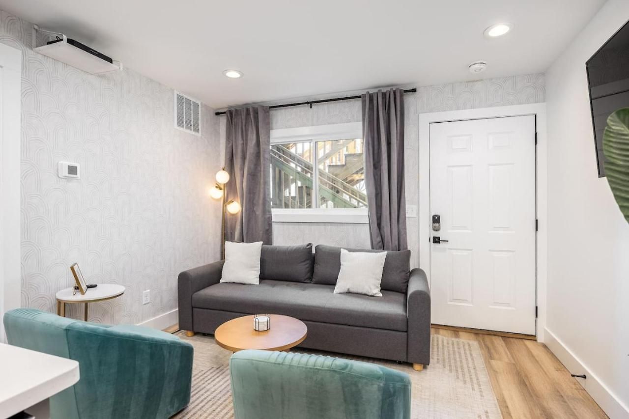 Apartment No Stairs By Vanderbilt And Belmont, 3 Miles To Downtown
