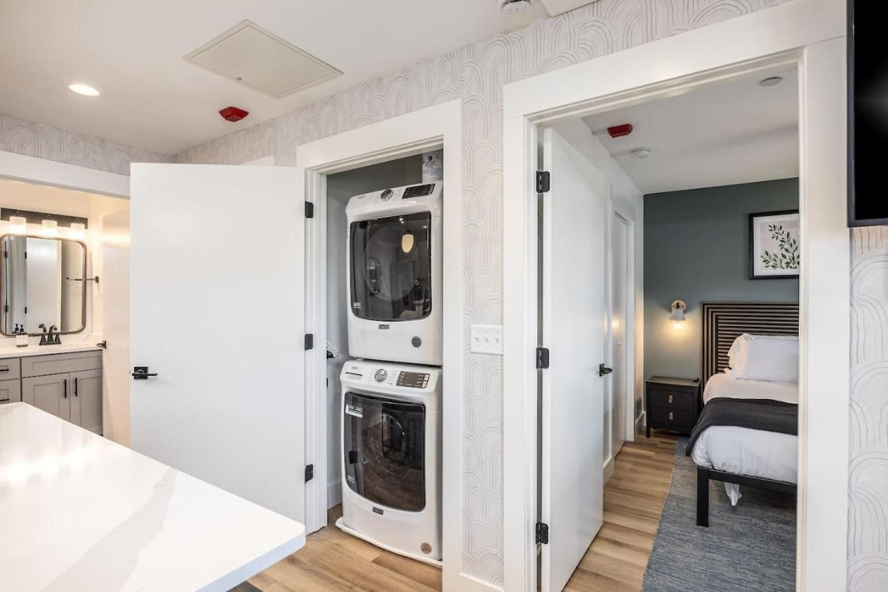 Walk To Restaurants From Condo, By Hospitals, 3 Miles To Downtown Apartment