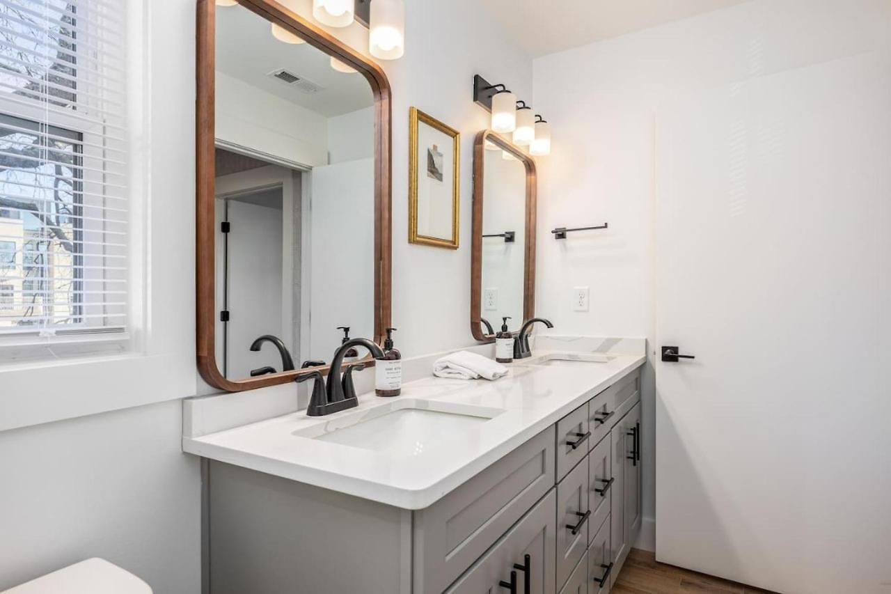 Walk To Restaurants From Condo, By Hospitals, 3 Miles To Downtown Apartment Nashville