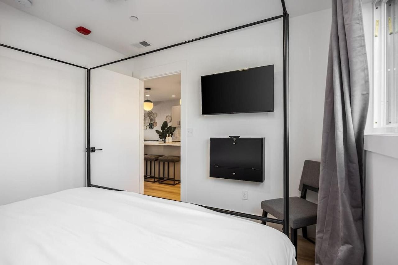 Apartment Walk To Restaurants From Condo, By Hospitals, 3 Miles To Downtown
