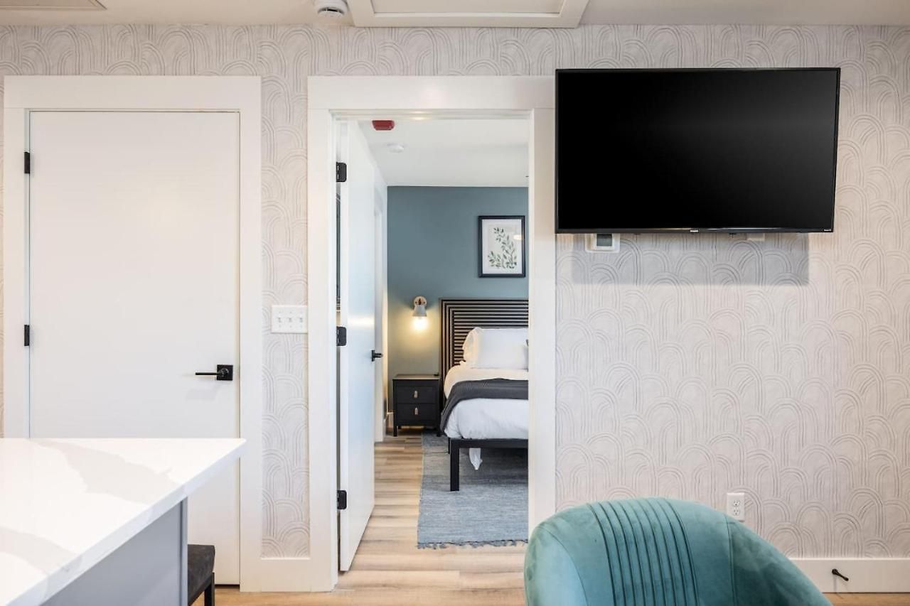 Walk To Restaurants From Condo, By Hospitals, 3 Miles To Downtown Apartment
