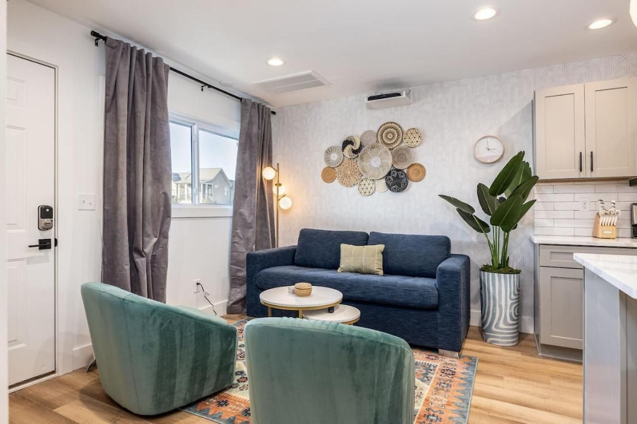 Walk To Restaurants From Condo, By Hospitals, 3 Miles To Downtown *