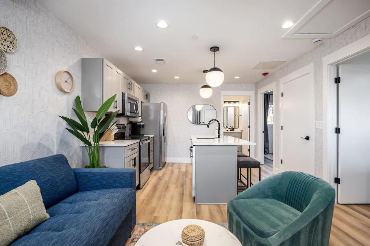 Walk To Restaurants From Condo, By Hospitals, 3 Miles To Downtown