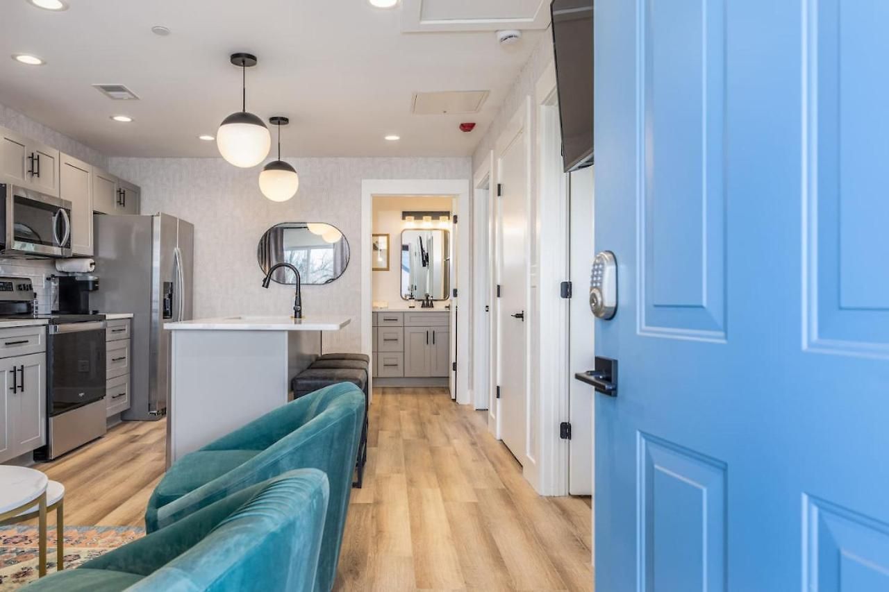 Apartment Walk To Restaurants From Condo, By Hospitals, 3 Miles To Downtown Nashville