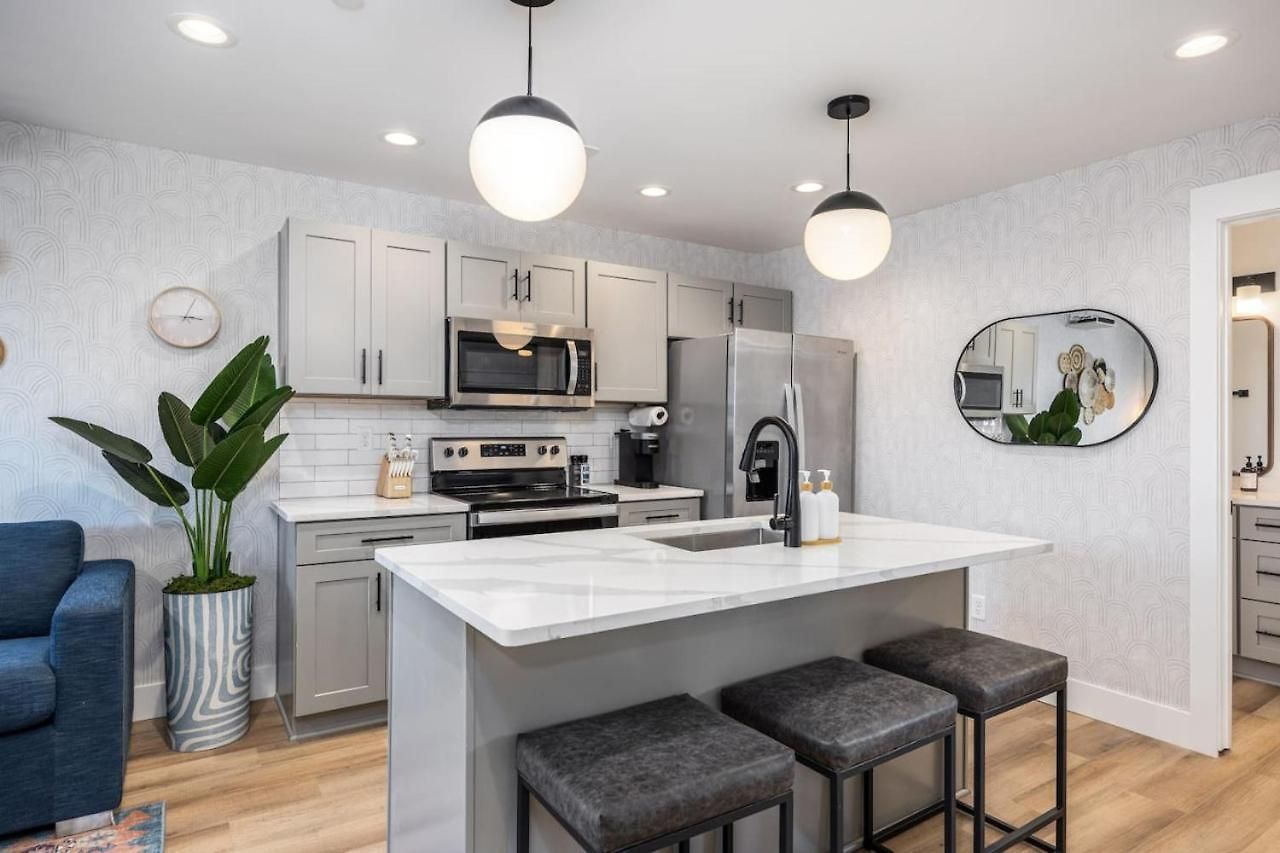 Walk To Restaurants From Condo, By Hospitals, 3 Miles To Downtown *