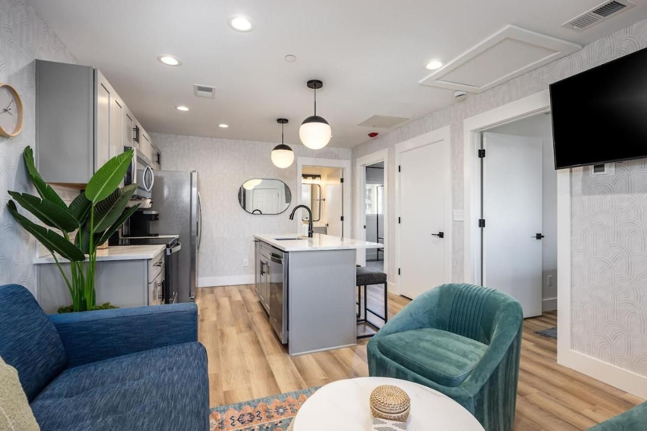 Walk To Restaurants From Condo, By Hospitals, 3 Miles To Downtown Nashville