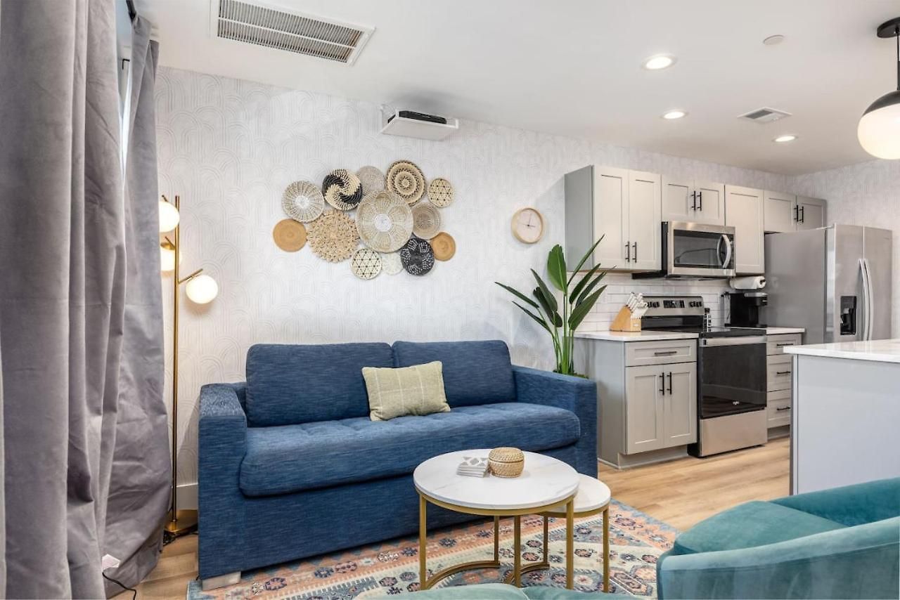 Walk To Restaurants From Condo, By Hospitals, 3 Miles To Downtown *