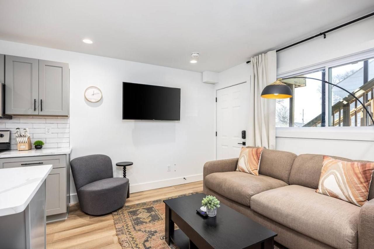 Bright By Vanderbilt And Belmont, 3 Miles To Downtown Apartment