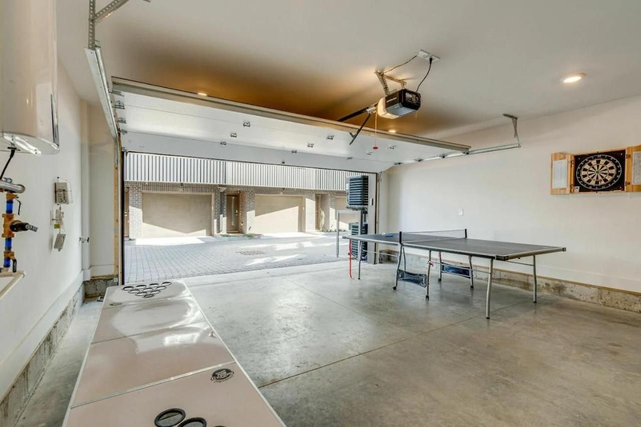 With Rooftop Deck & Garage, 2 Miles To Downtown Broadway Nashville
