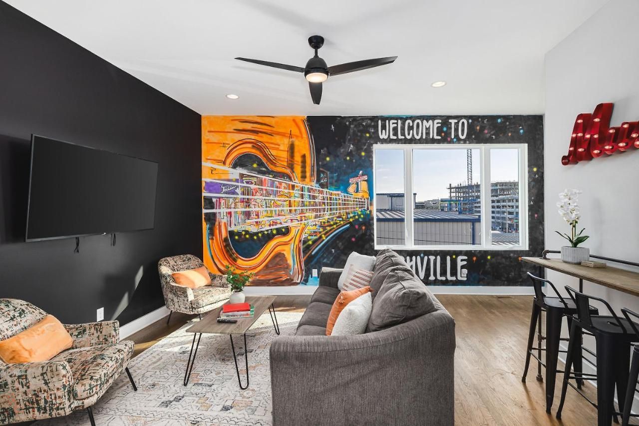 With Rooftop Deck & Garage, 2 Miles To Downtown Broadway *