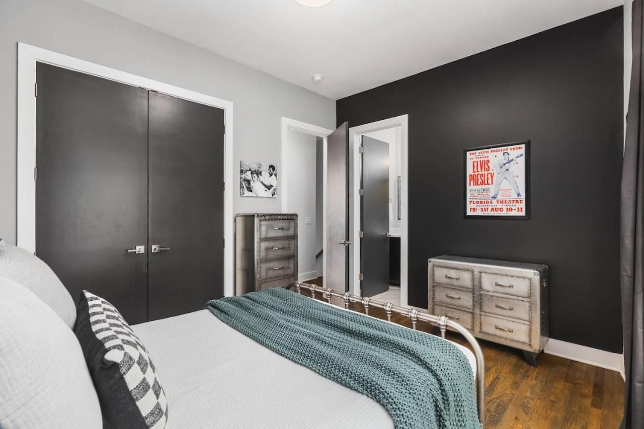 With Rooftop Deck & Garage, 2 Miles To Downtown Broadway Nashville