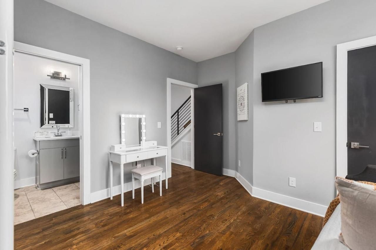 Holiday home With Rooftop Deck & Garage, 2 Miles To Downtown Broadway *