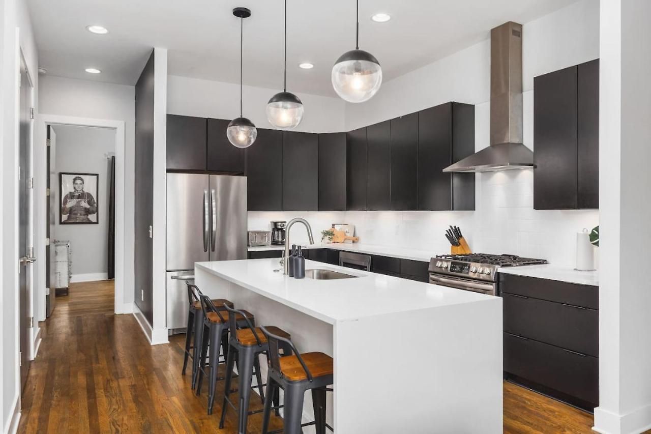 With Rooftop Deck & Garage, 2 Miles To Downtown Broadway Nashville