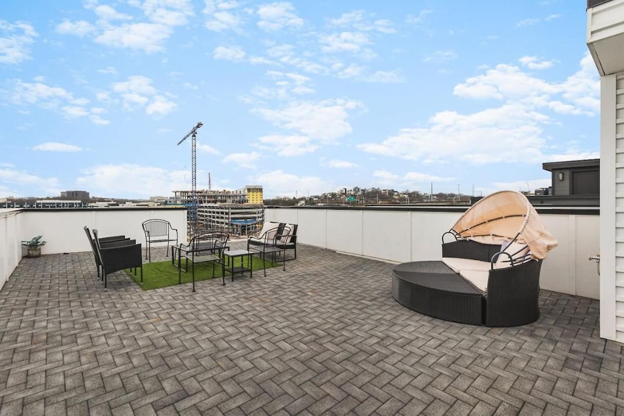 Holiday home With Rooftop Deck & Garage, 2 Miles To Downtown Broadway