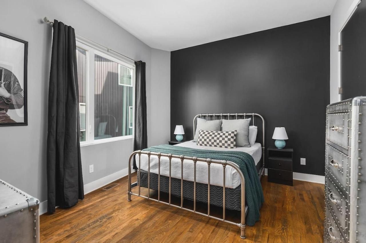 With Rooftop Deck & Garage, 2 Miles To Downtown Broadway Nashville