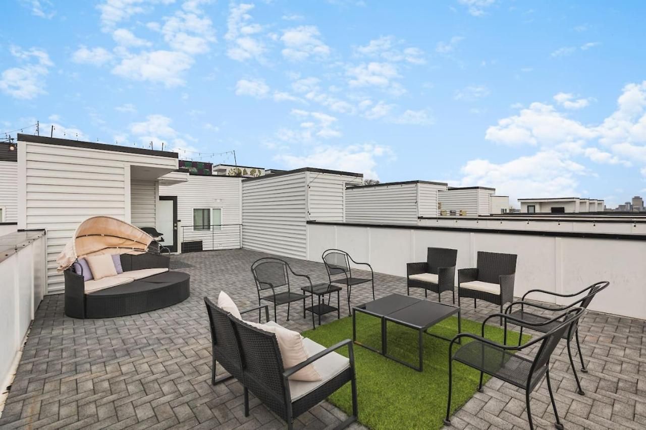 With Rooftop Deck & Garage, 2 Miles To Downtown Broadway Holiday home *