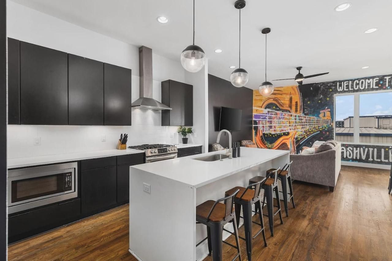 With Rooftop Deck & Garage, 2 Miles To Downtown Broadway * Nashville