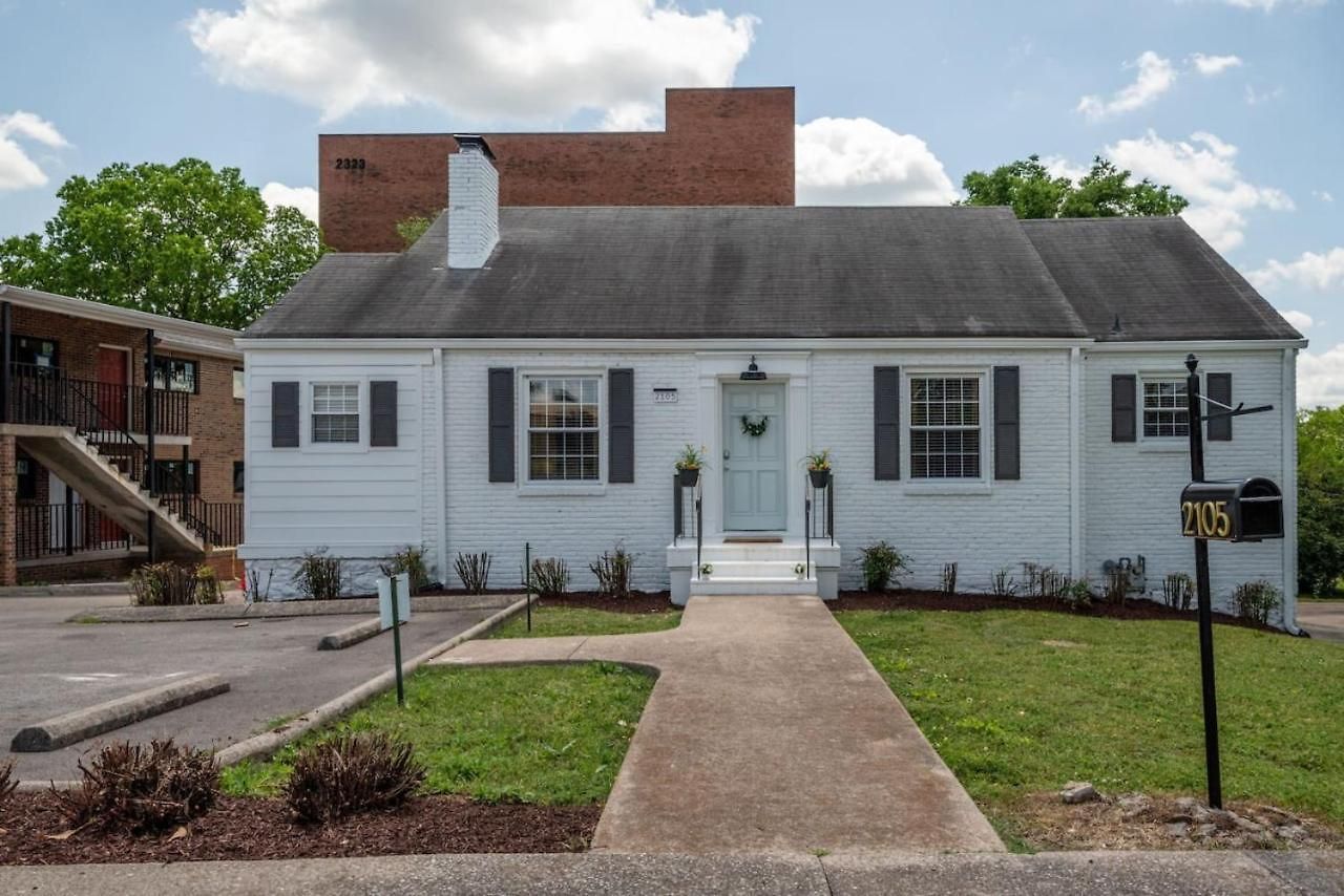 Charming House By Vanderbilt And Belmont