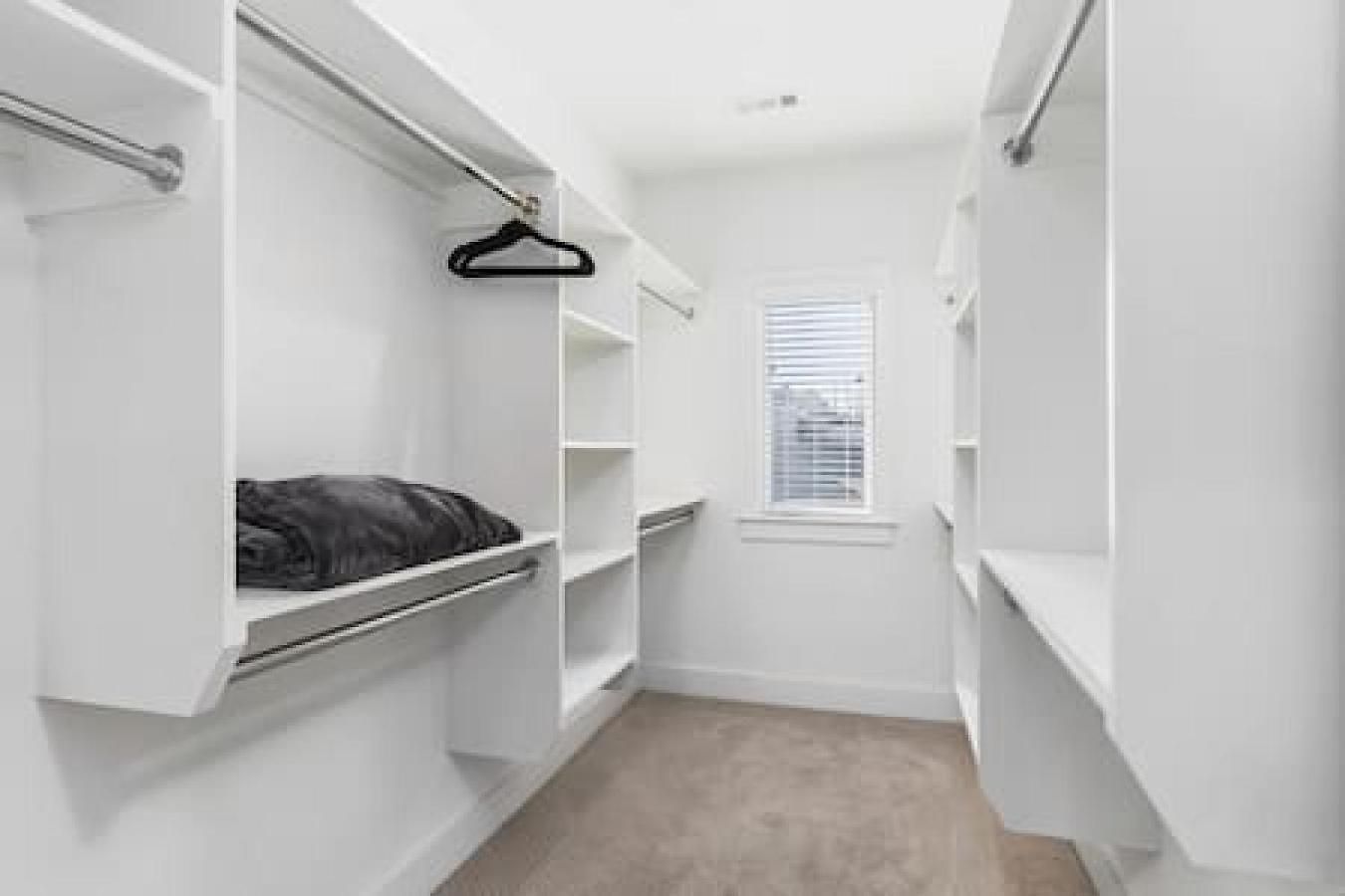 Upscale With Patio Walk To 12 South And Belmont Holiday home