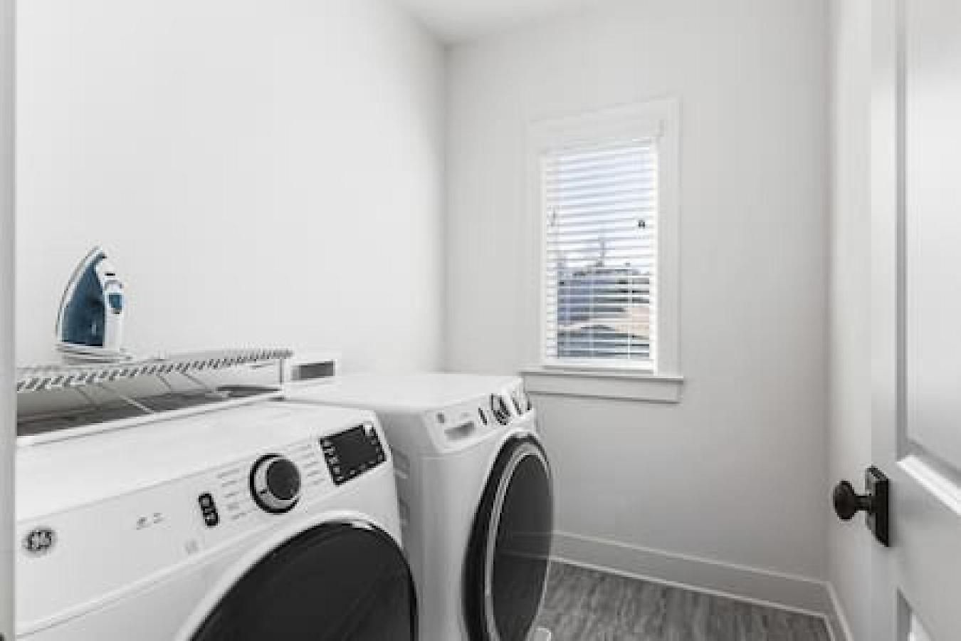 Upscale With Patio Walk To 12 South And Belmont