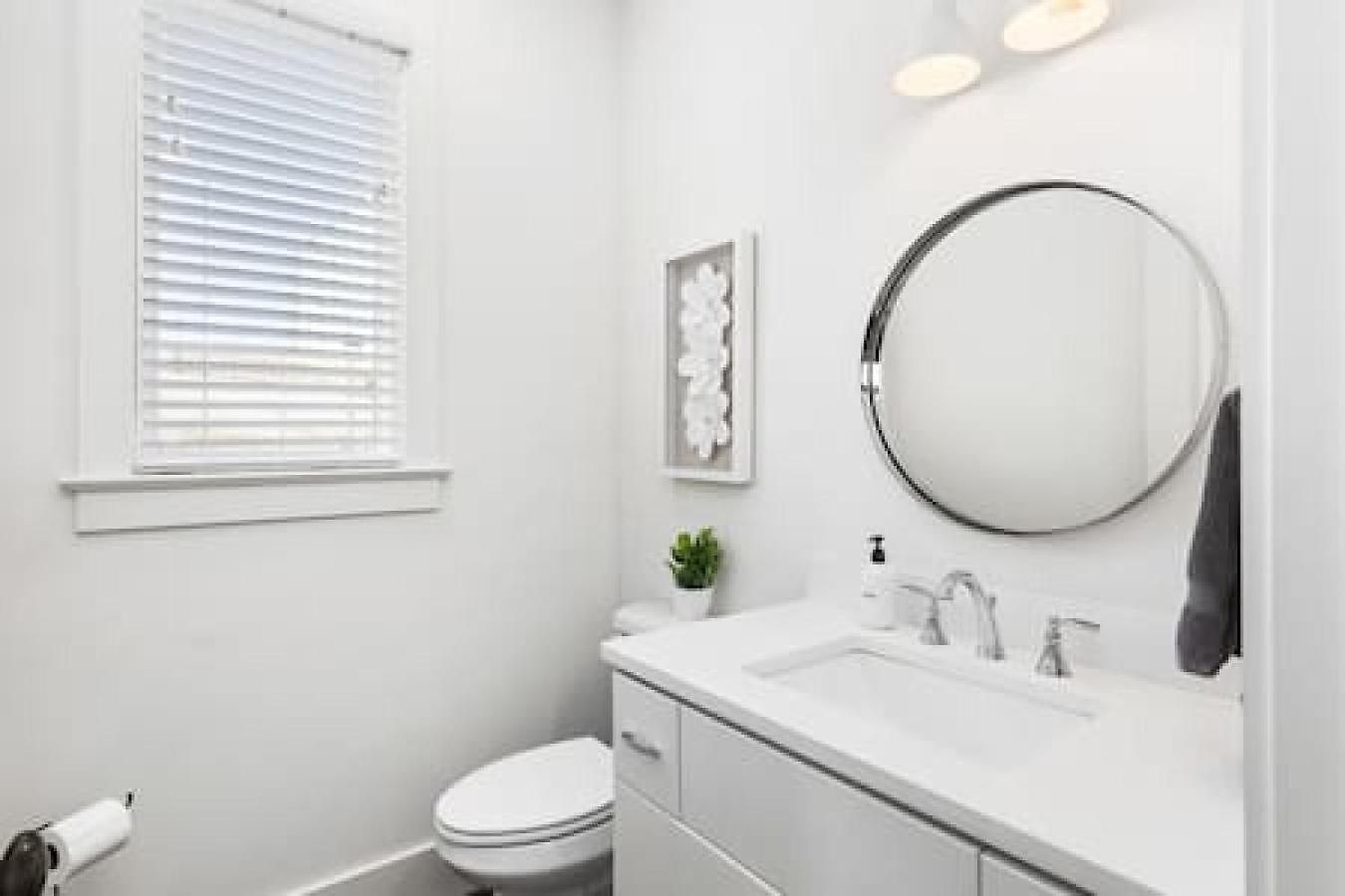 Upscale With Patio Walk To 12 South And Belmont *