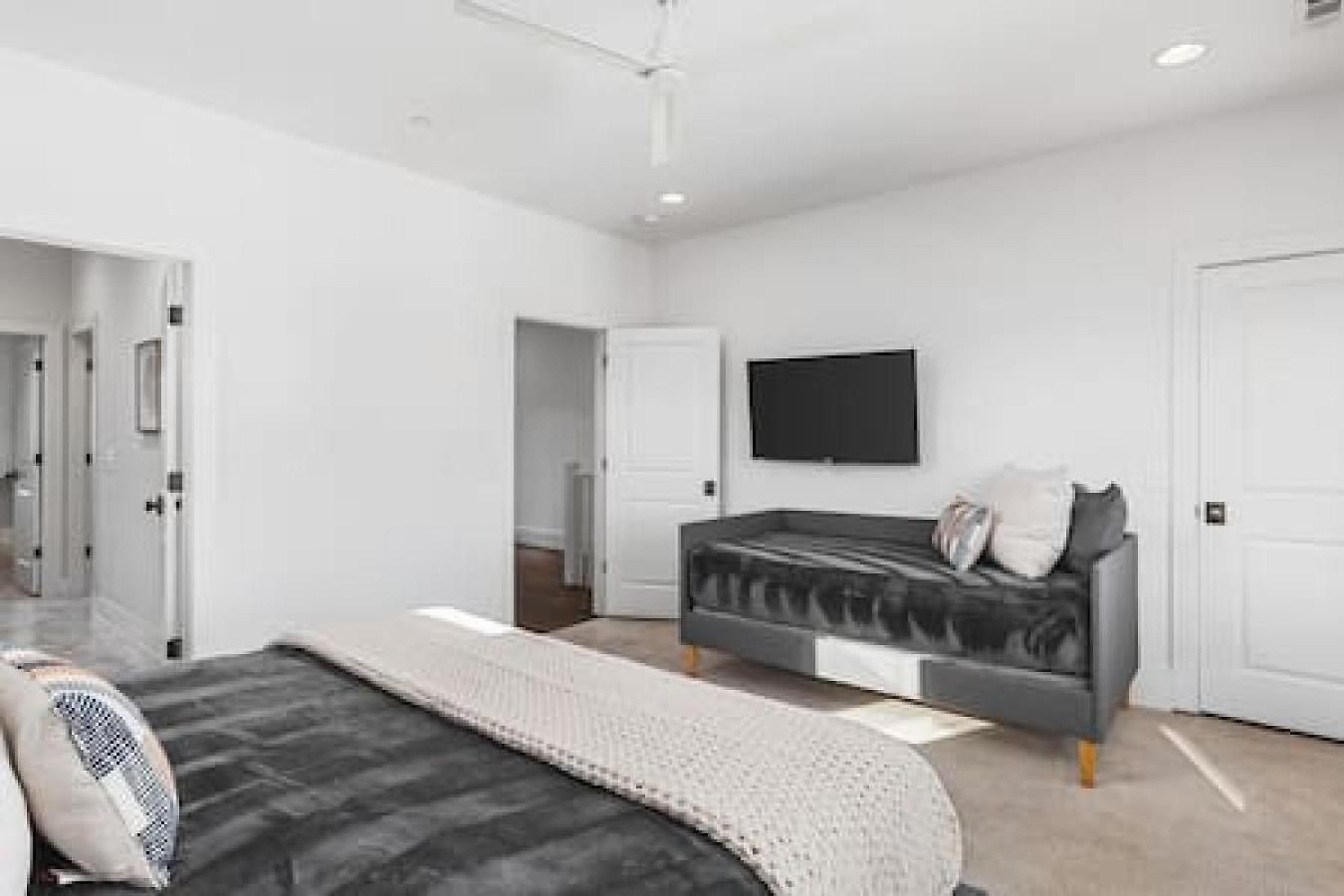 Upscale With Patio Walk To 12 South And Belmont