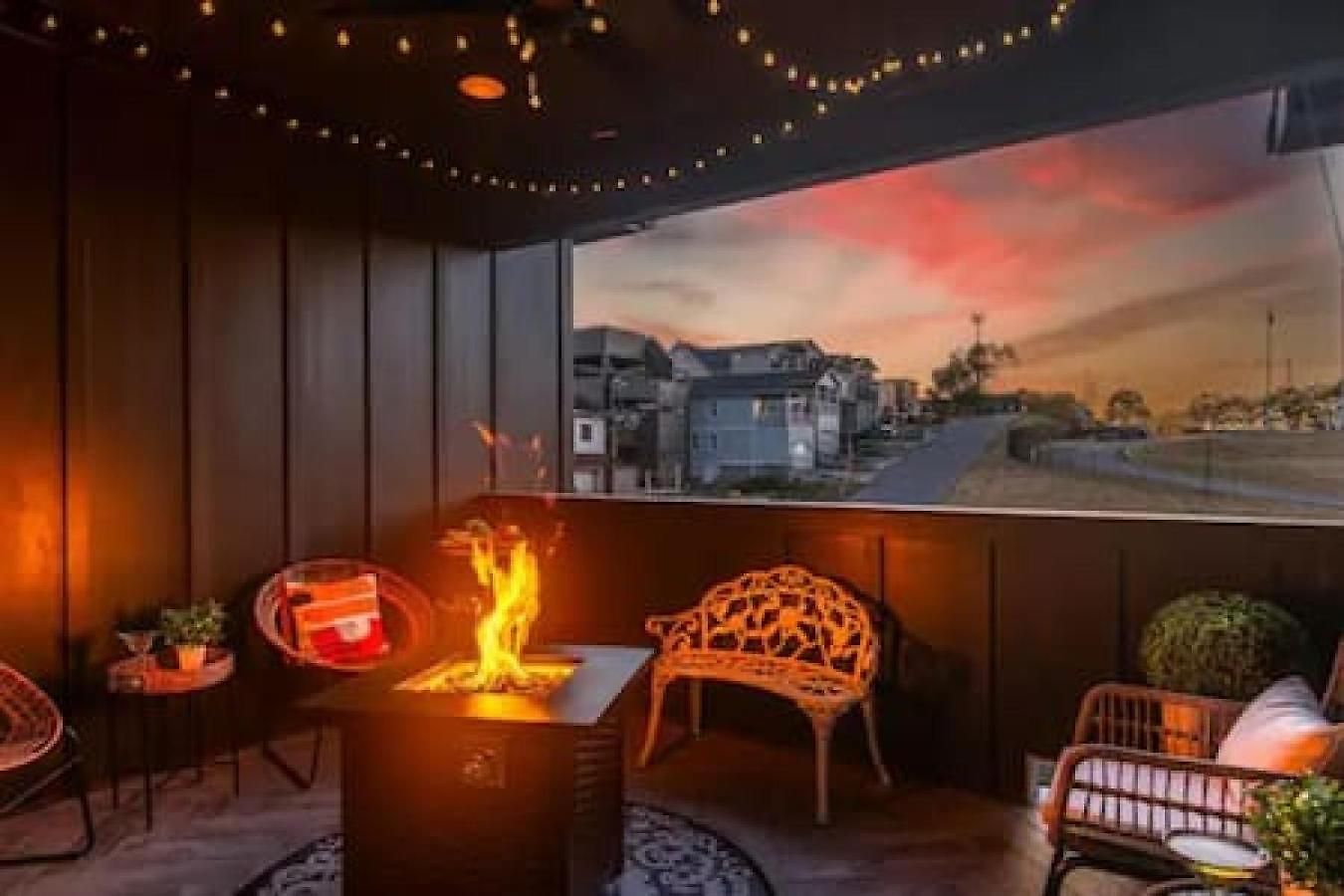 Upscale With Patio Walk To 12 South And Belmont