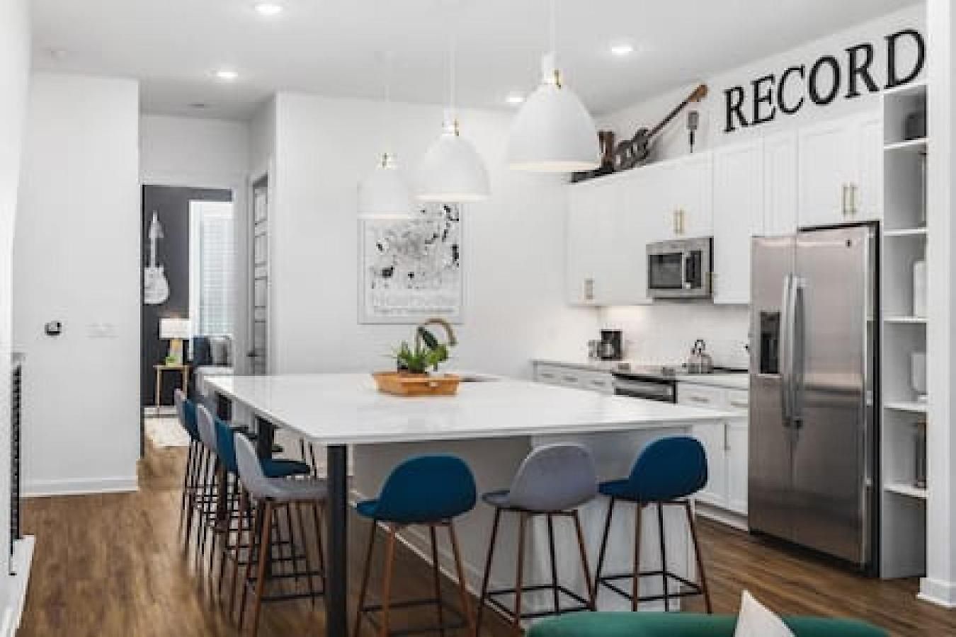 Large Patio, Rooftop Deck And Garage, 3 Miles To Broadway *