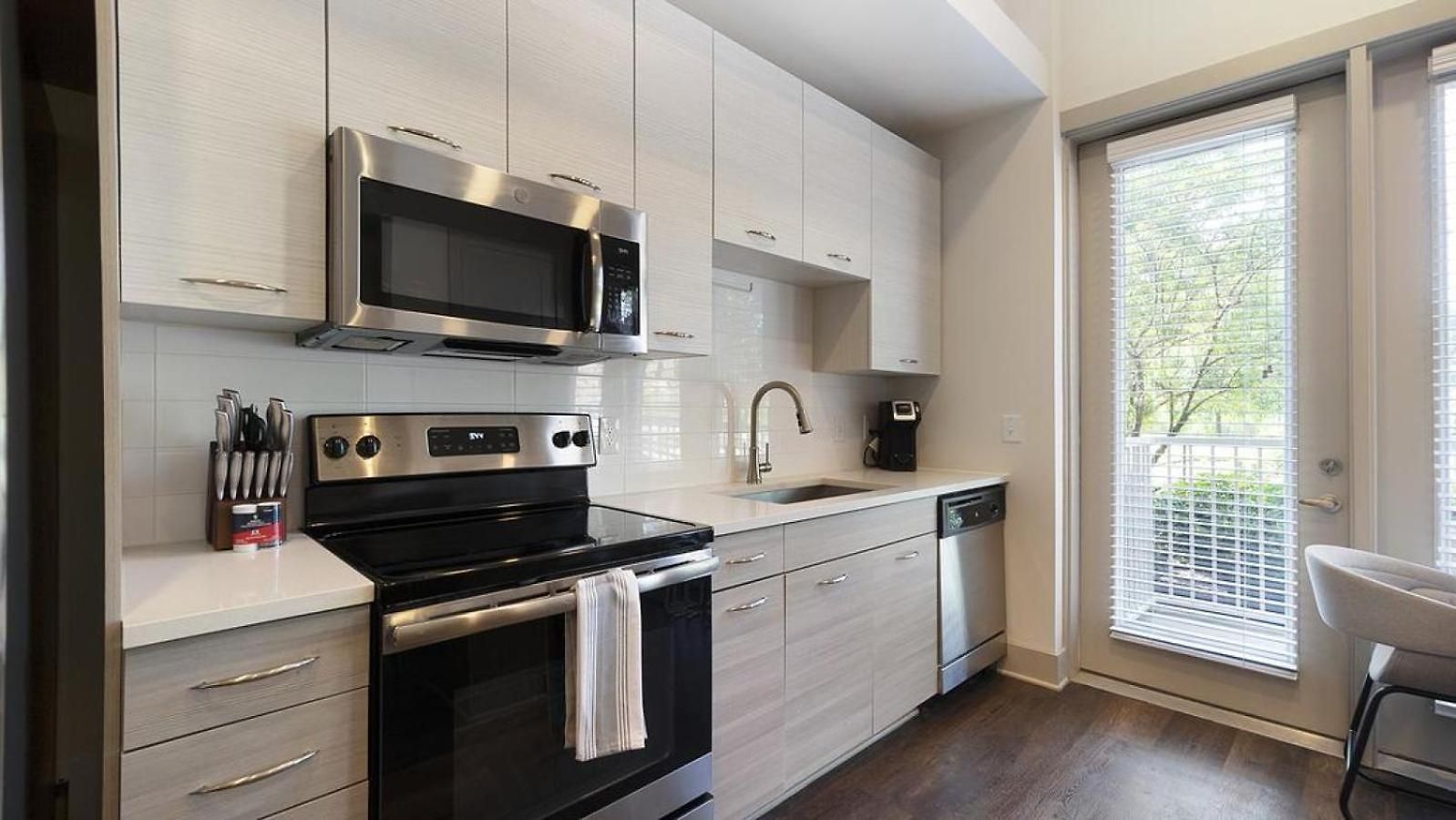 Apartment Landing Modern With Amazing Amenities *