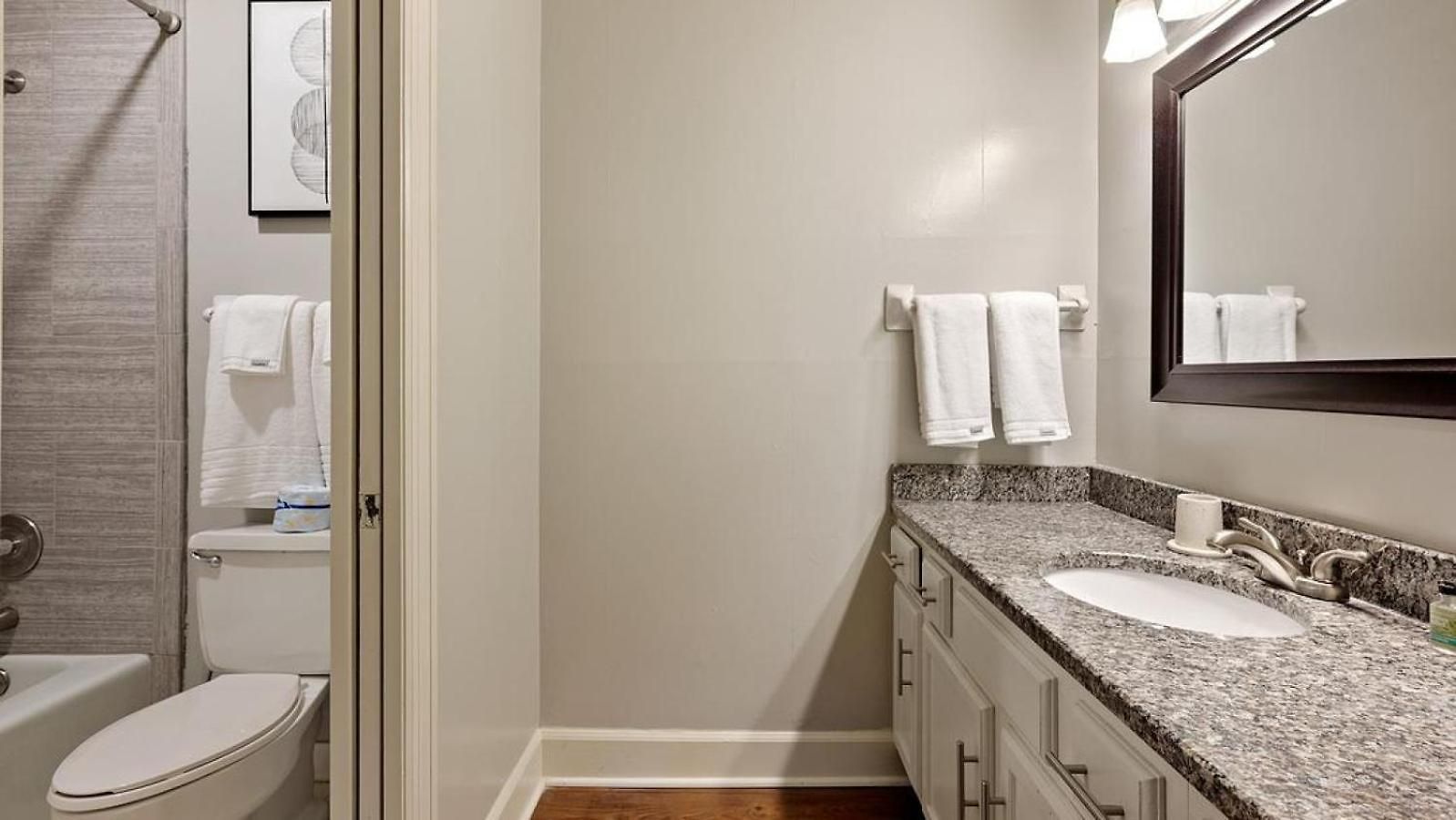 Apartment Landing Modern With Amazing Amenities