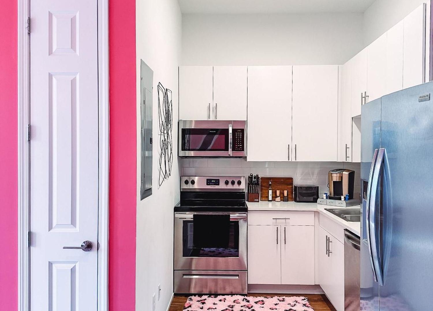 Holiday home Dolly's Glam Getaway - Glittering Gem Near Broadway
