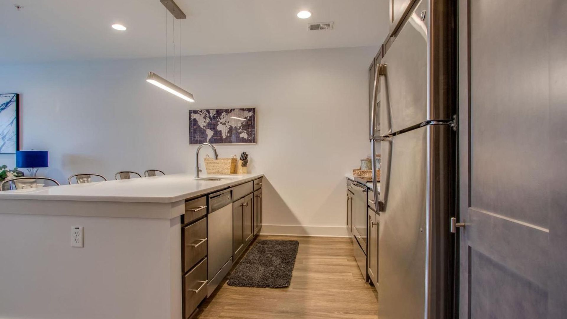 New East Nash - King Bed Short Drive To Dwntwn Apartment