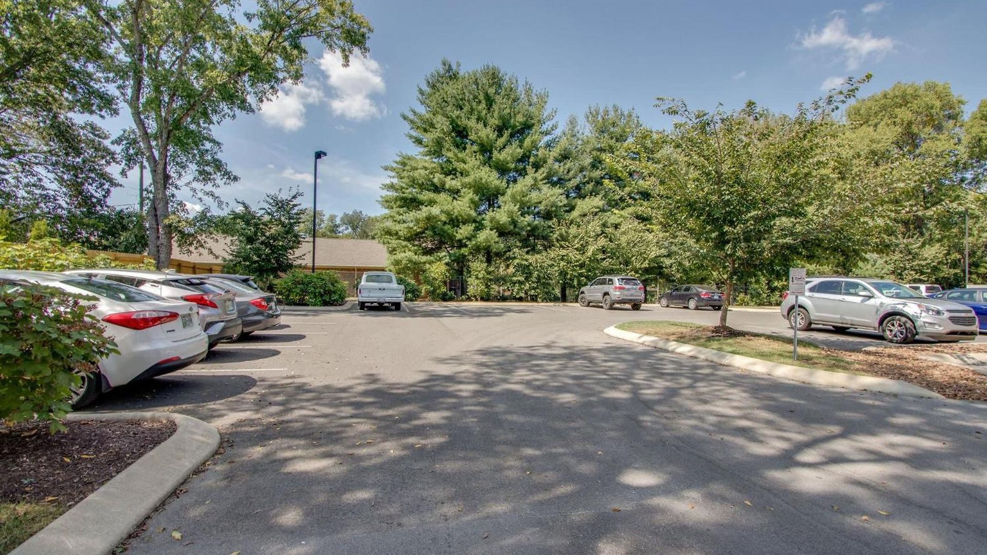 New East Nash - King Bed Short Drive To Dwntwn Apartment