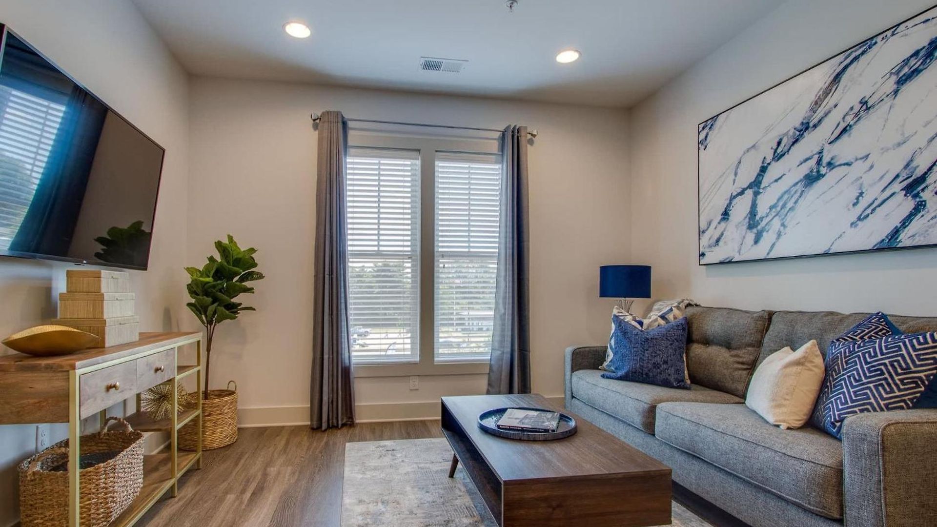 New East Nash - King Bed Short Drive To Dwntwn *