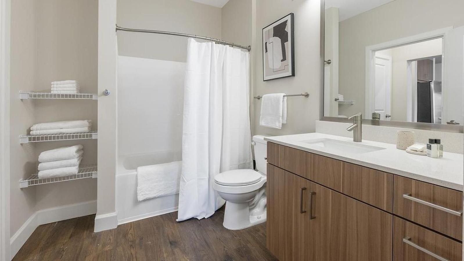 Apartment Landing Modern With Amazing Amenities *