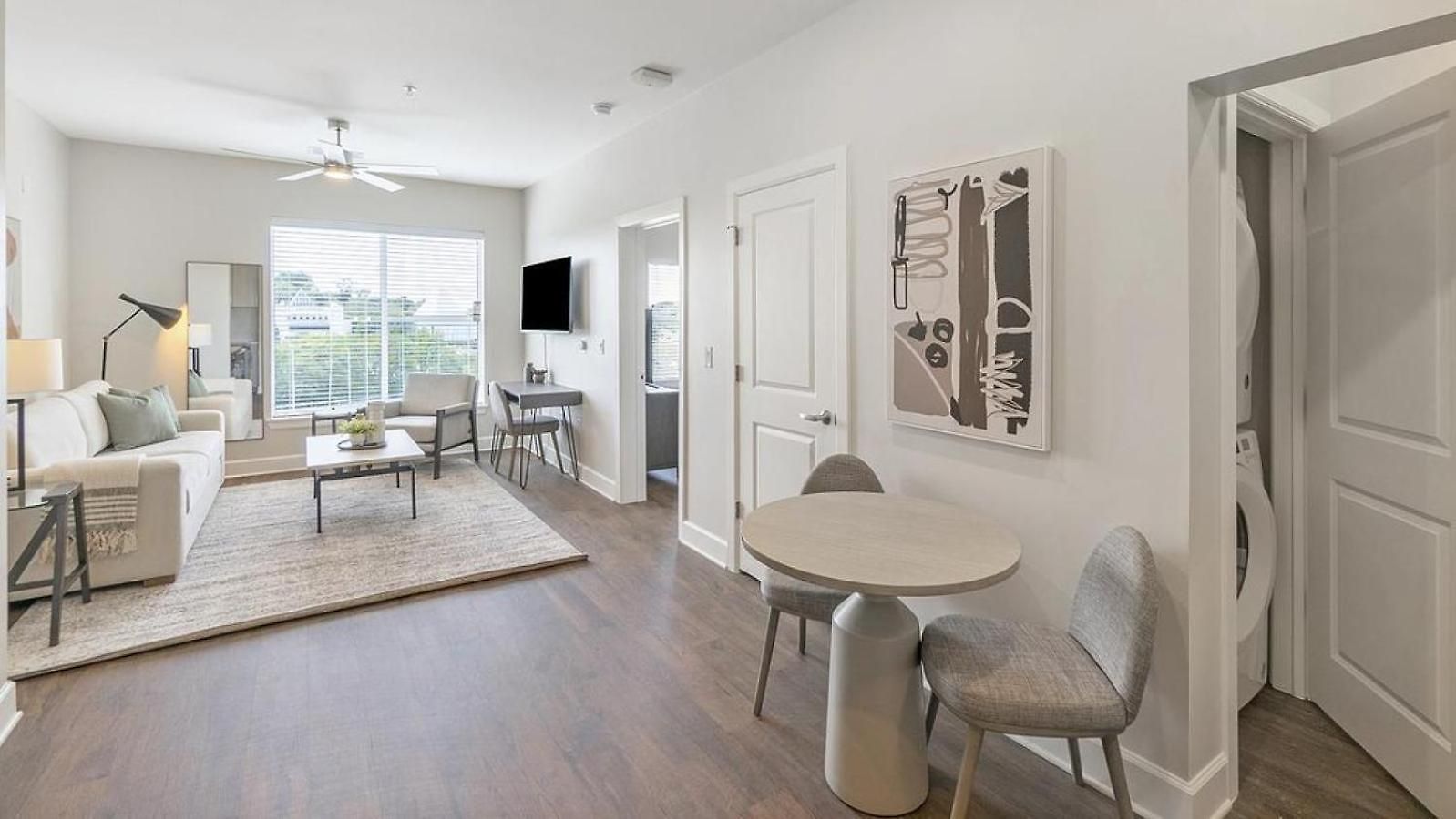 Apartment Landing Modern With Amazing Amenities