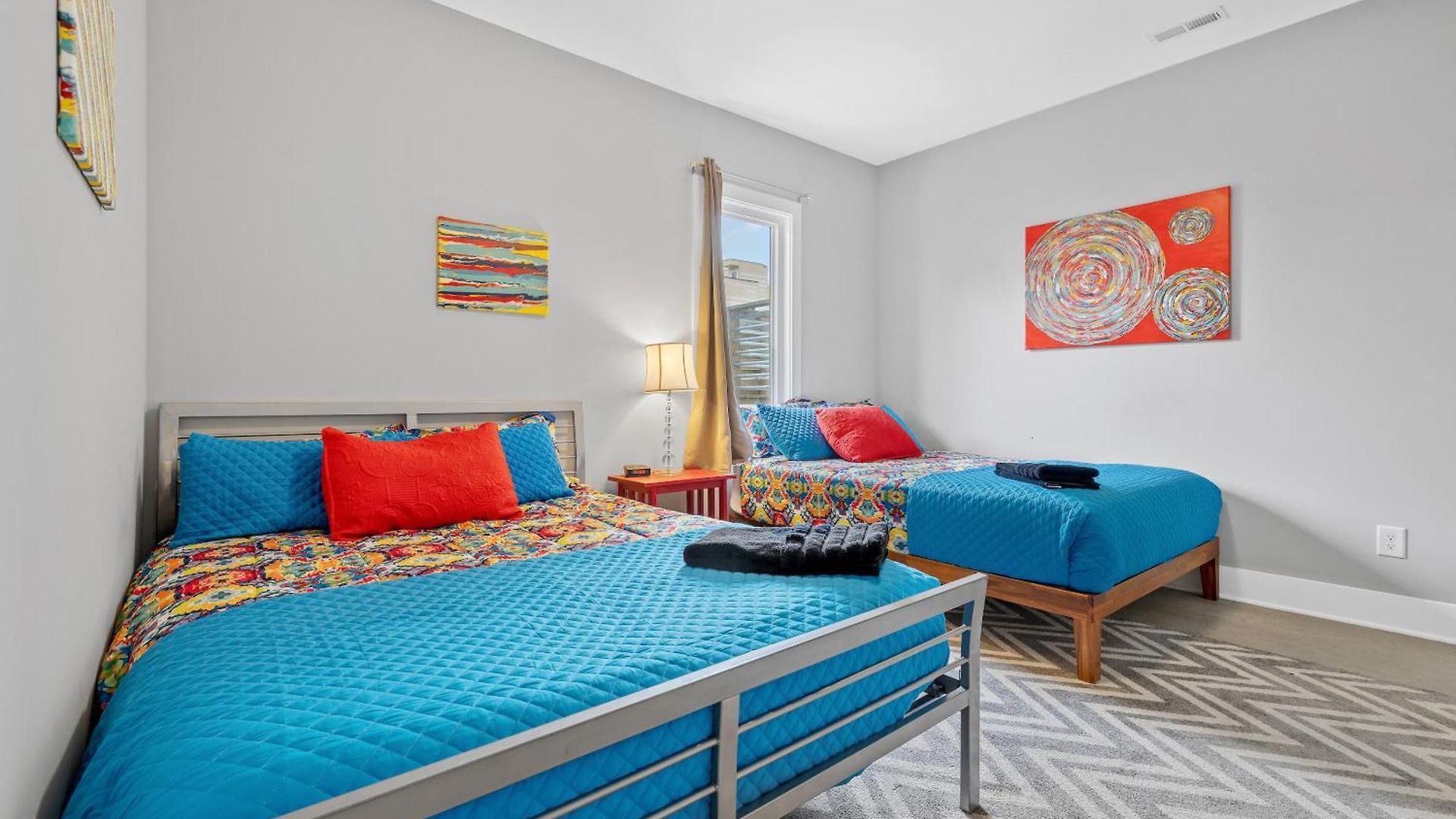 Rhythm & View - Large 4-bedroom Townhome With Private Garage & Dual Balconies Apartment *