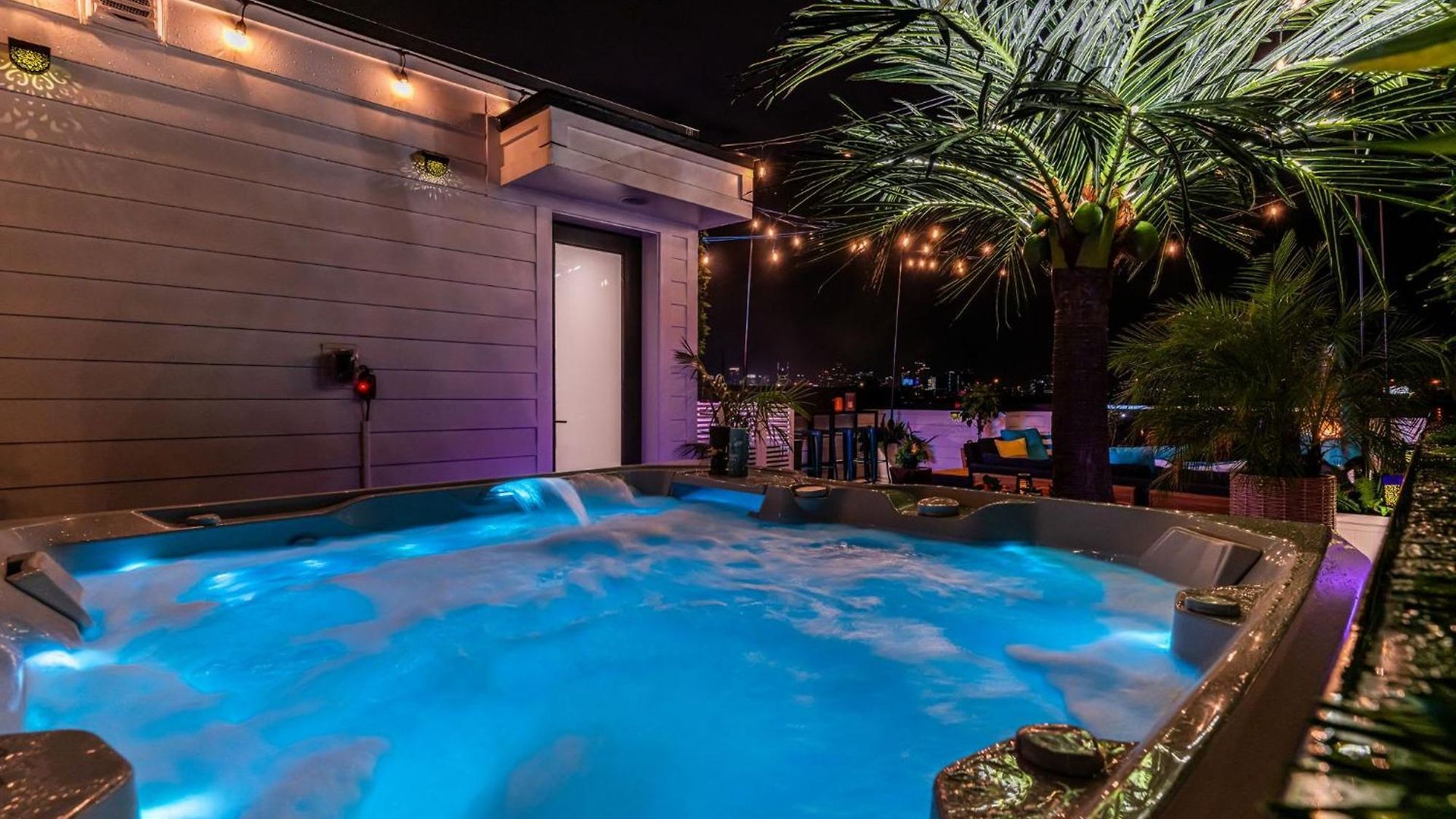 Rooftop Hot Tub & Game - 3 Miles To Downtown Holiday home