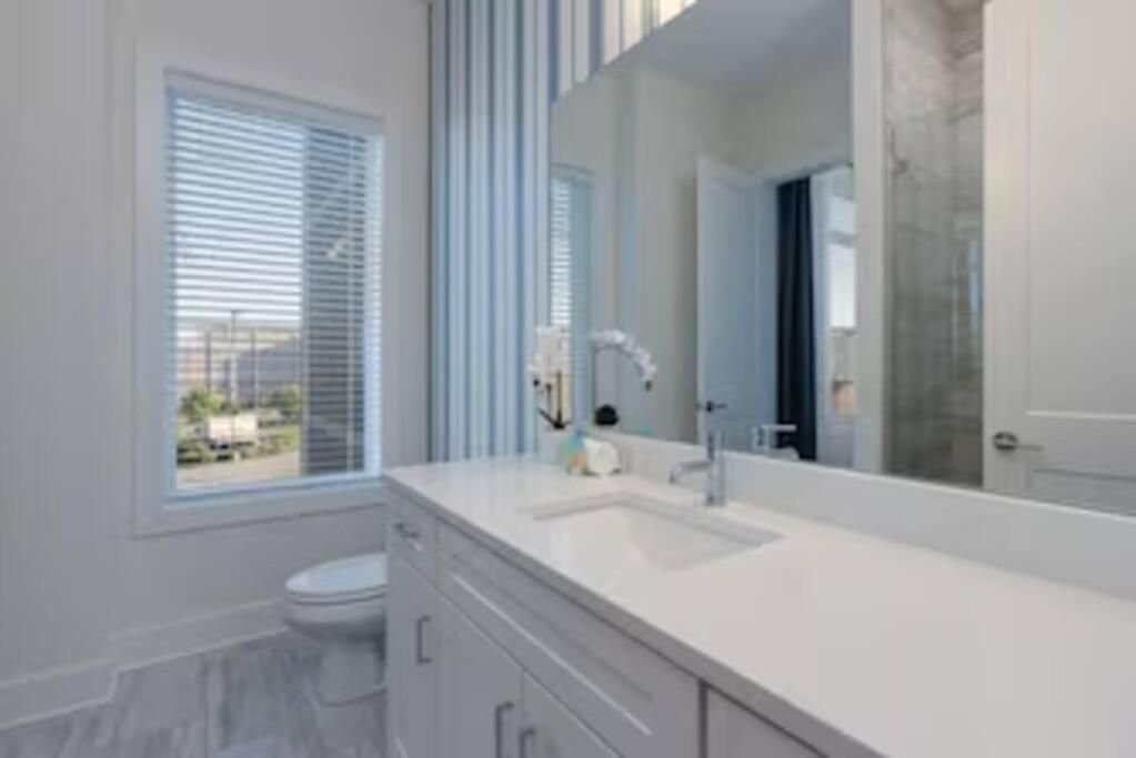 New And Luxurious By Downtown With Rooftop Deck! Nashville