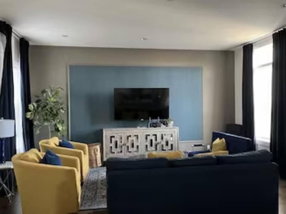 New And Luxurious By Downtown With Rooftop Deck!