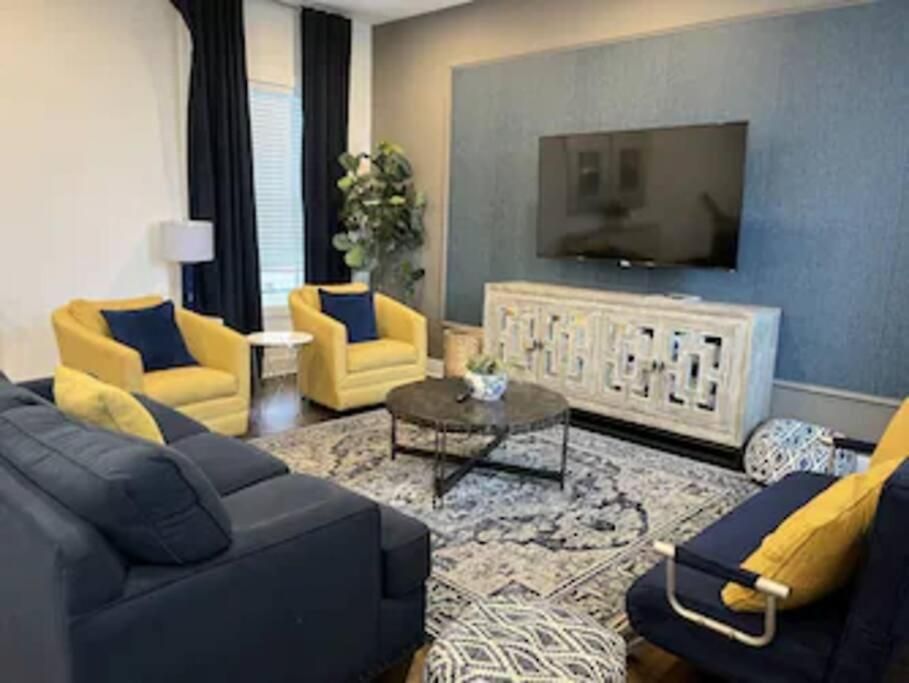 New And Luxurious By Downtown With Rooftop Deck!