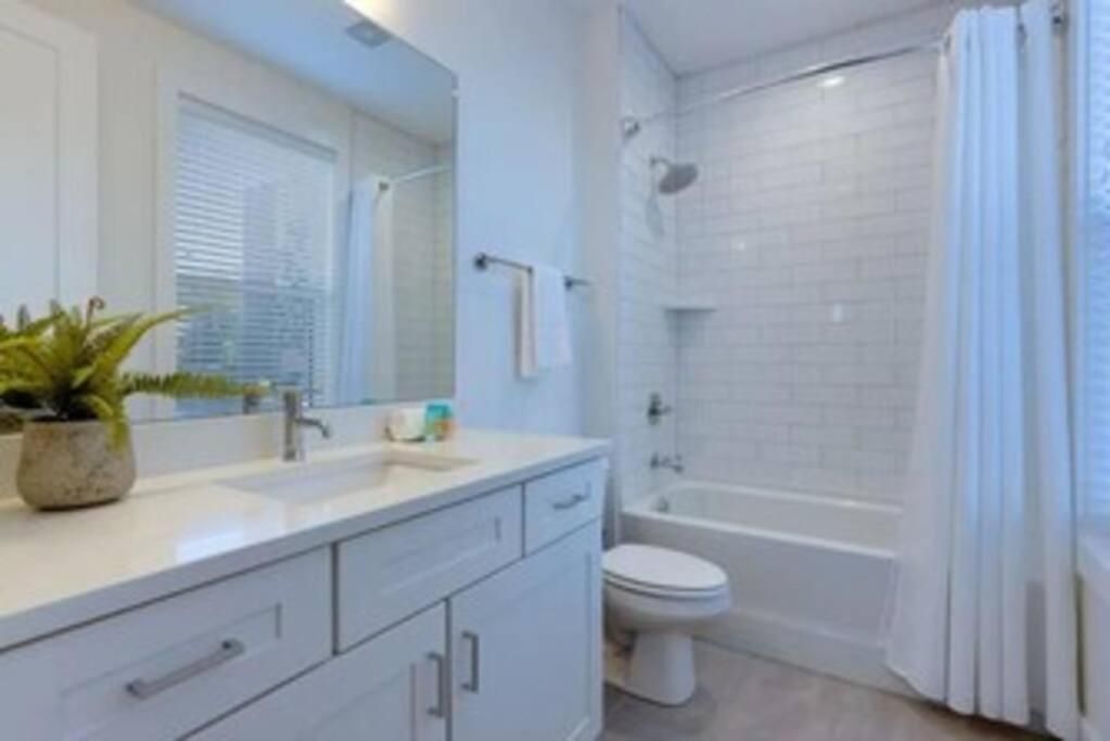 Holiday home New And Luxurious By Downtown With Rooftop Deck!