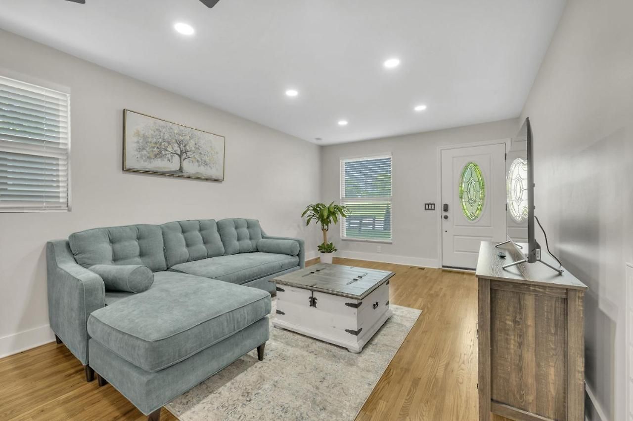 Single Story Pet Friendly Home, With Fenced Yard, Fire Pit, 5min To Downtown!!
