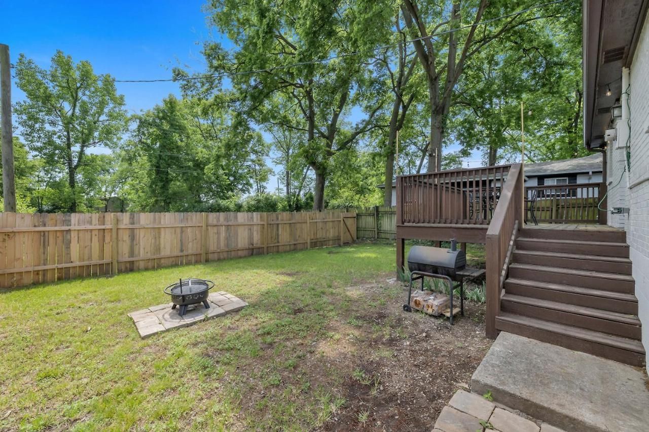 Single Story Pet Friendly Home, With Fenced Yard, Fire Pit, 5min To Downtown!! Holiday home