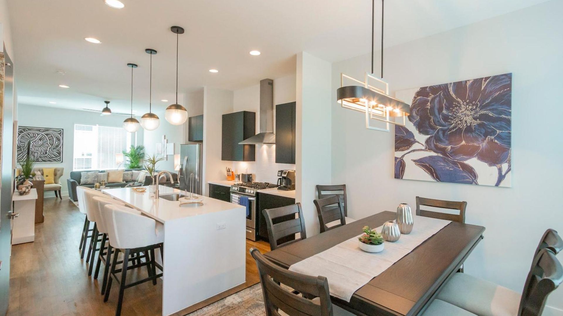 Luxury Townhome Skyline Views Mins To Dt Holiday home
