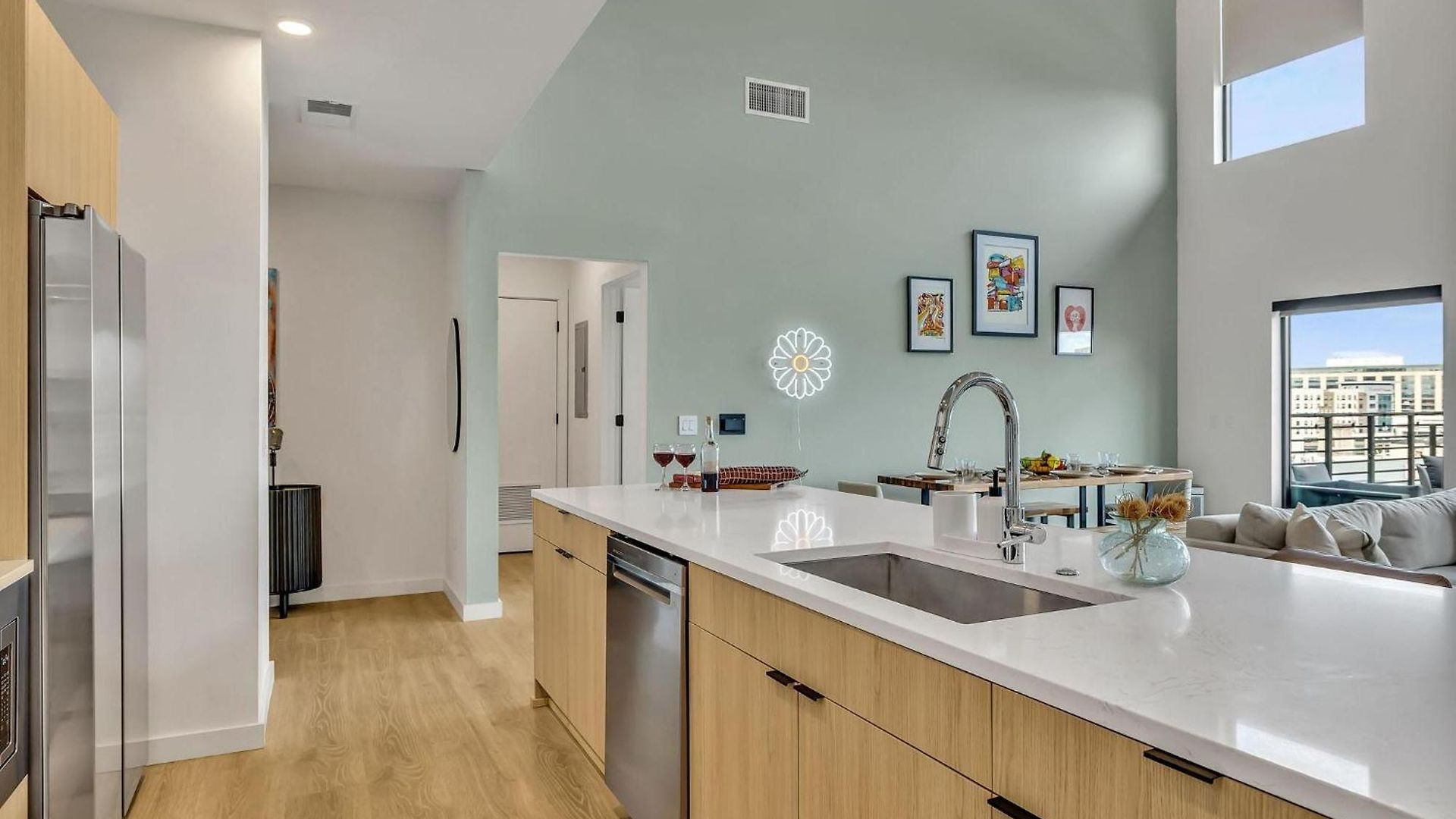 - 635 7th Ave S Unit 610 *