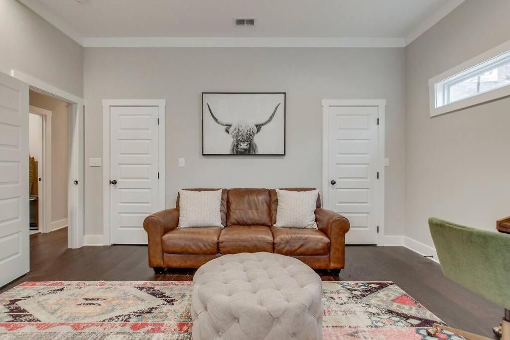 New Spacious 2 Miles From Downtown *